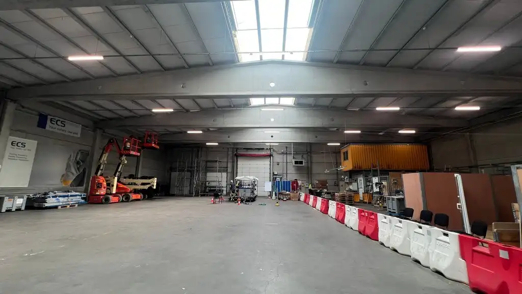 Loods met kantoren te huur in haven van Gent foto 2