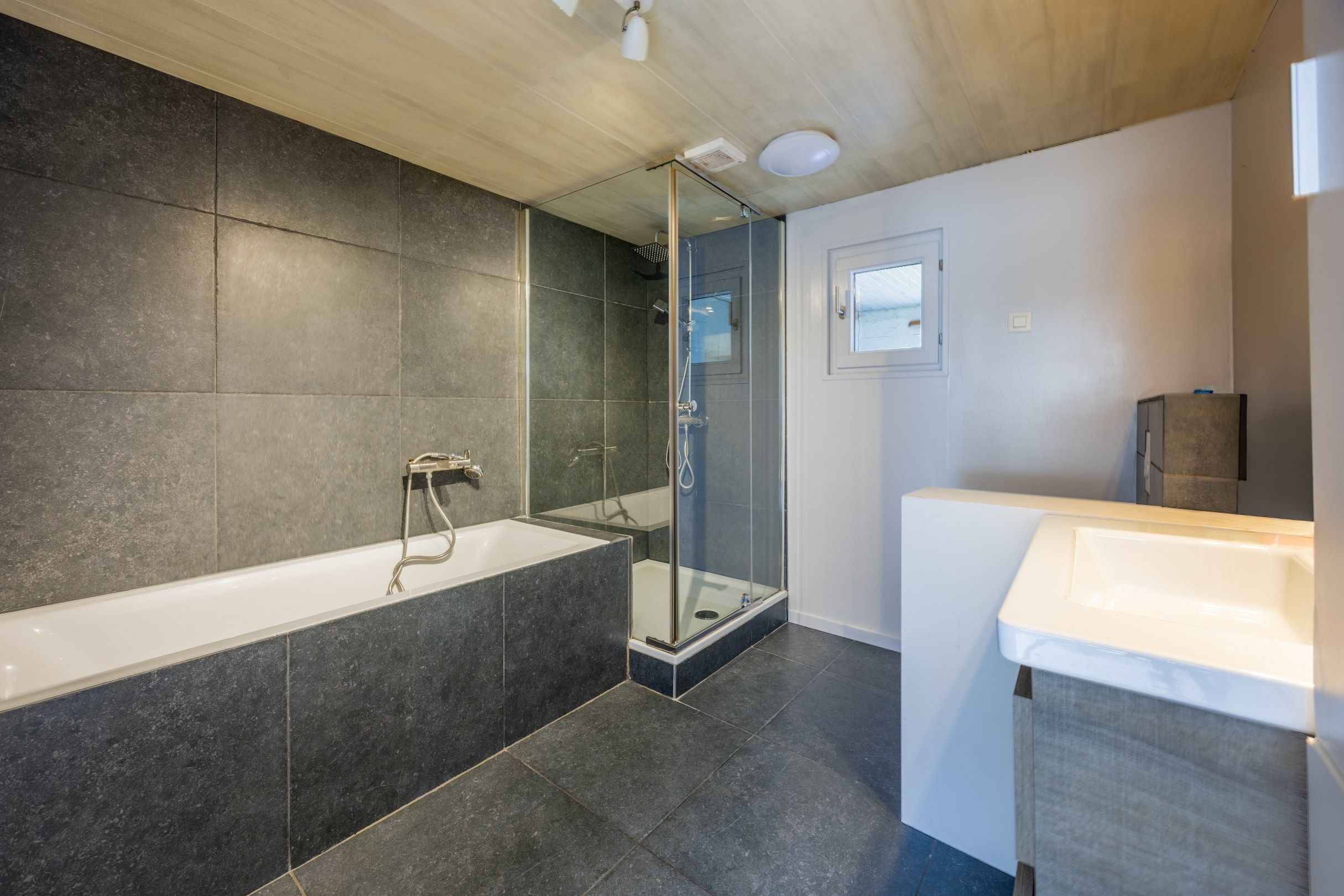 Starterswoning met drie slaapkamers en tuin foto 9