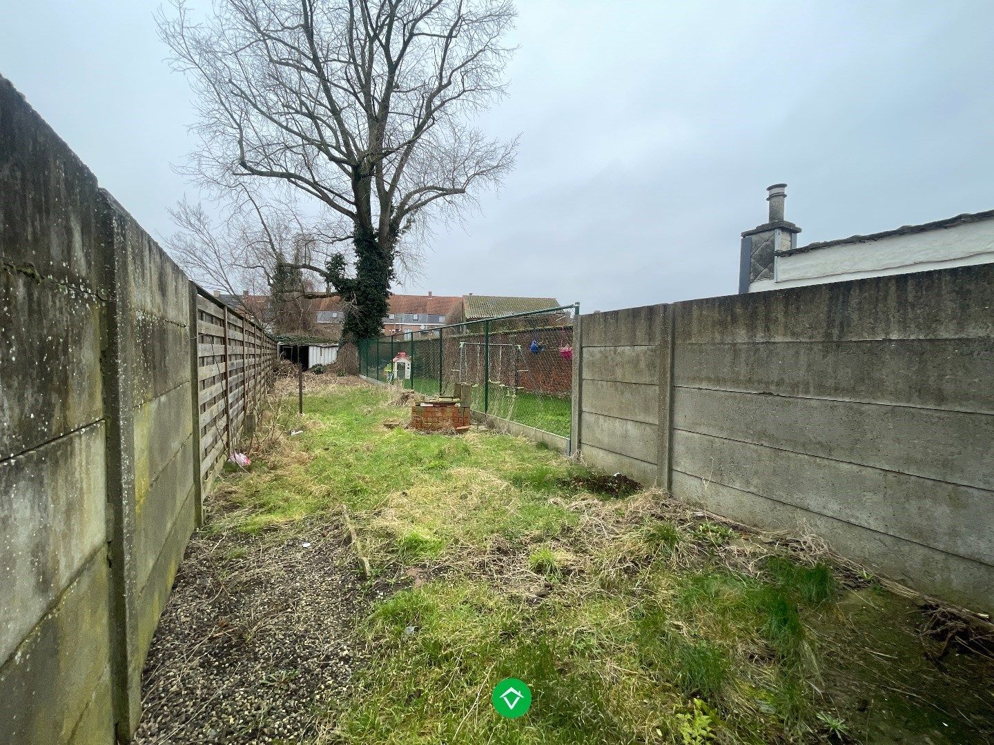 Centraal gelegen rijwoning met 2 slaapkamers en diepe tuin te Roeselare foto 8