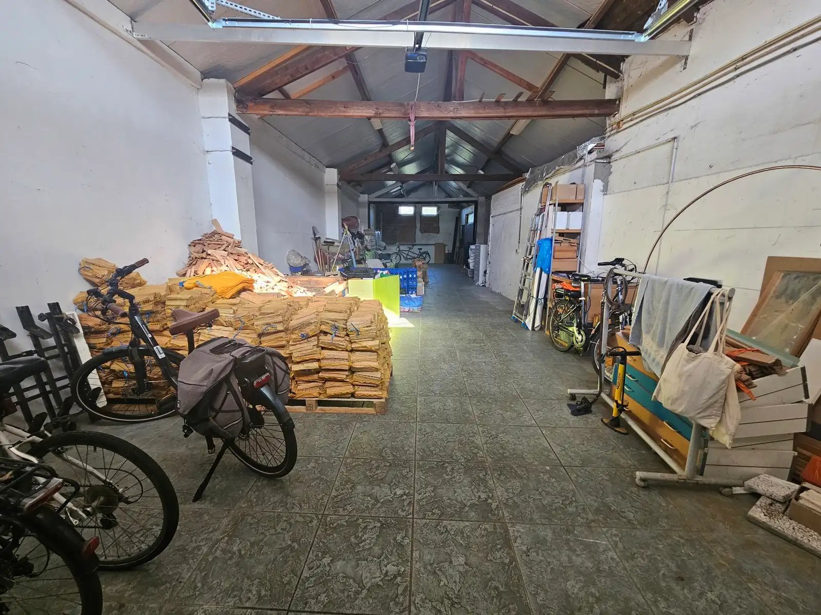 Goed gelegen woning met ruime loods foto 11