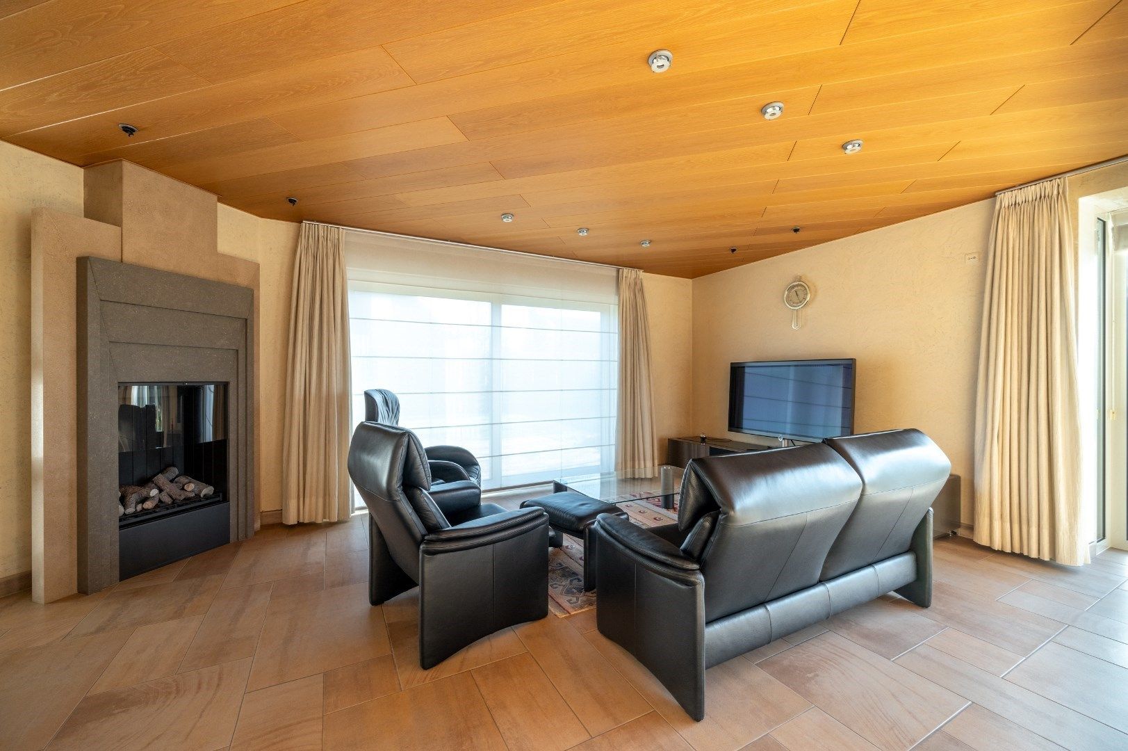 Instapklare woning met inpandige garage, 4 slk + bureau en zonnige ligging. foto 4