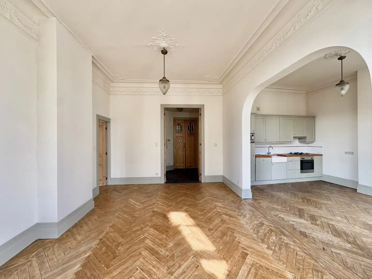 Elegante en instapklare 2-slaapkamerappartement in het groeiende Zurenborg foto {{pictureIndex}}