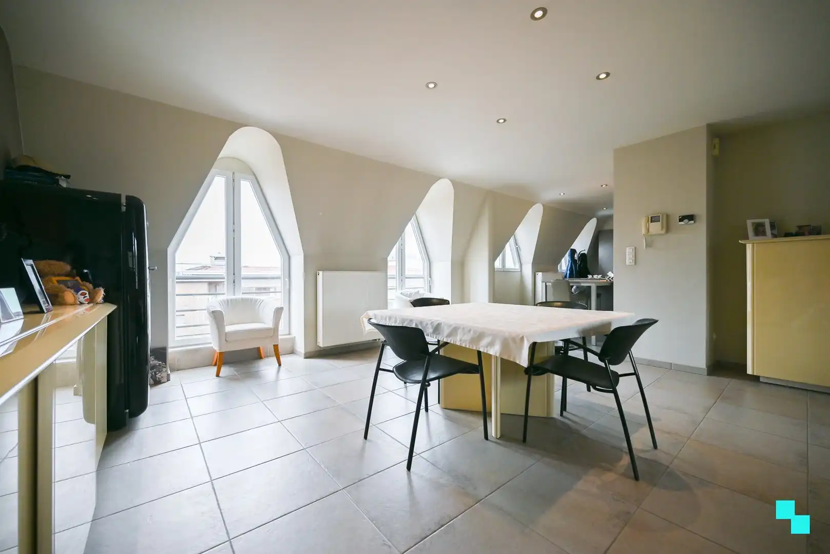 Riant dakappartement in hartje Izegem met panoramisch zicht foto 8