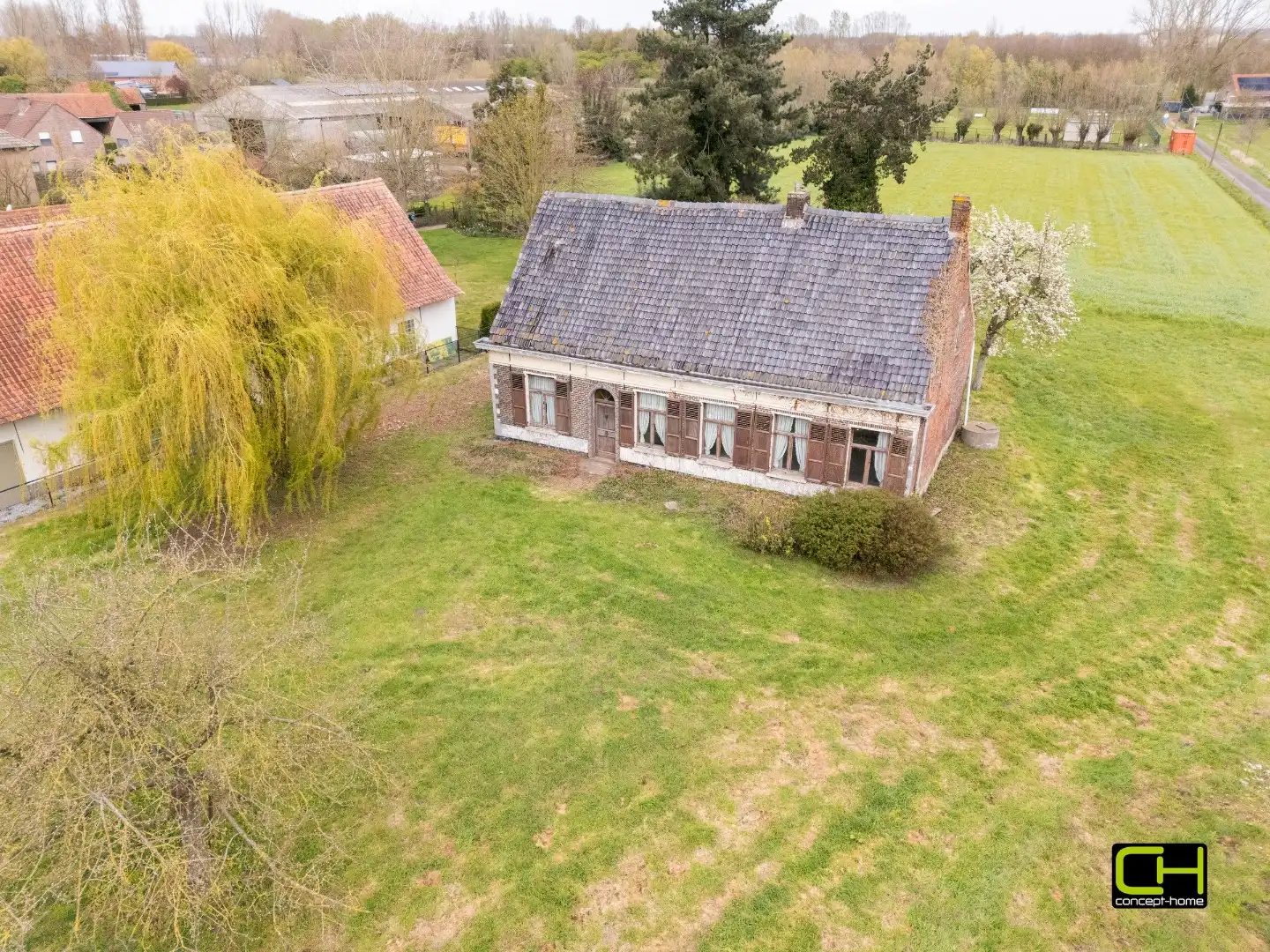 Karaktervolle hoeve met uitzonderlijk renovatiepotentieel op ruim perceel van 2.827 m² te Evergem foto 2