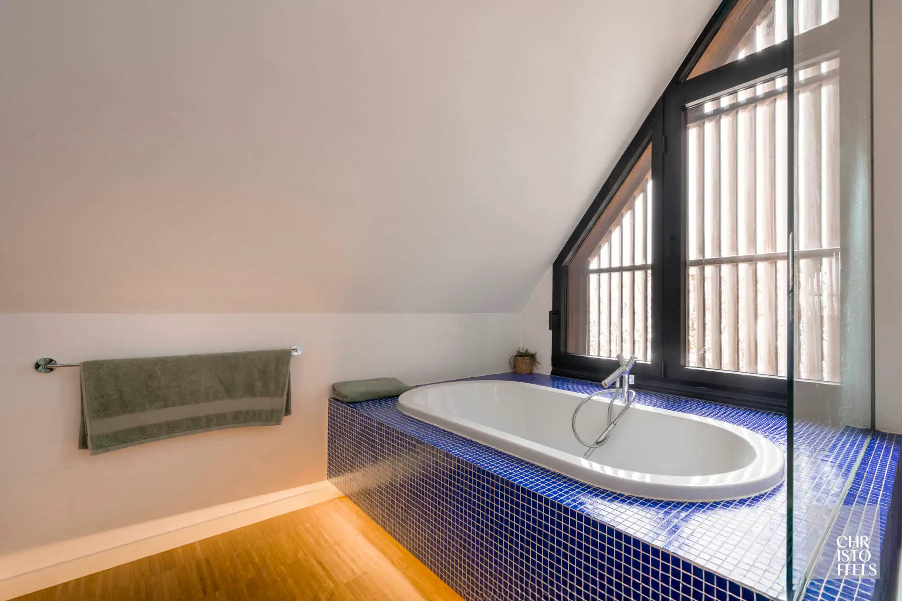 Exclusieve vierkantshoeve met buitenzwembad en vrij uitzicht op perceel van 3.213m² foto 22