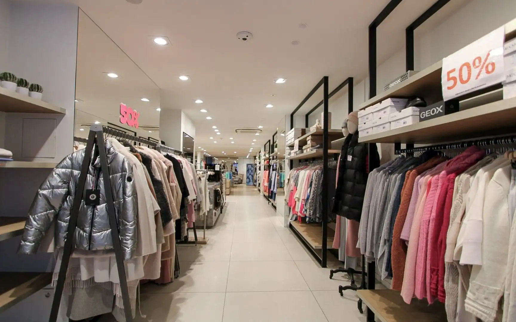 centraal gelegen handelspand Lippenslaan 248 te huur  foto 9