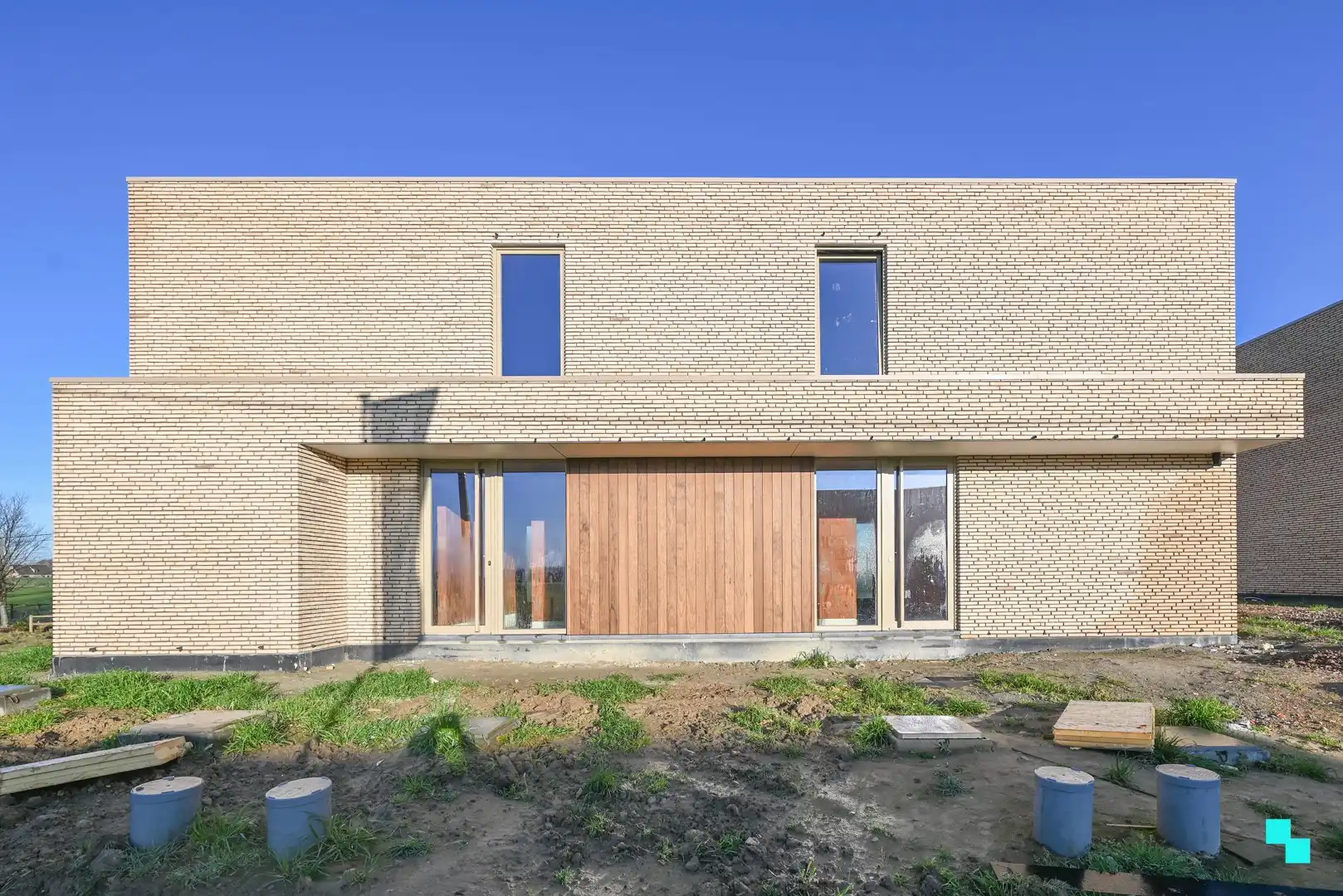 Halfopen nieuwbouwwoning met landelijke verzichten foto 3