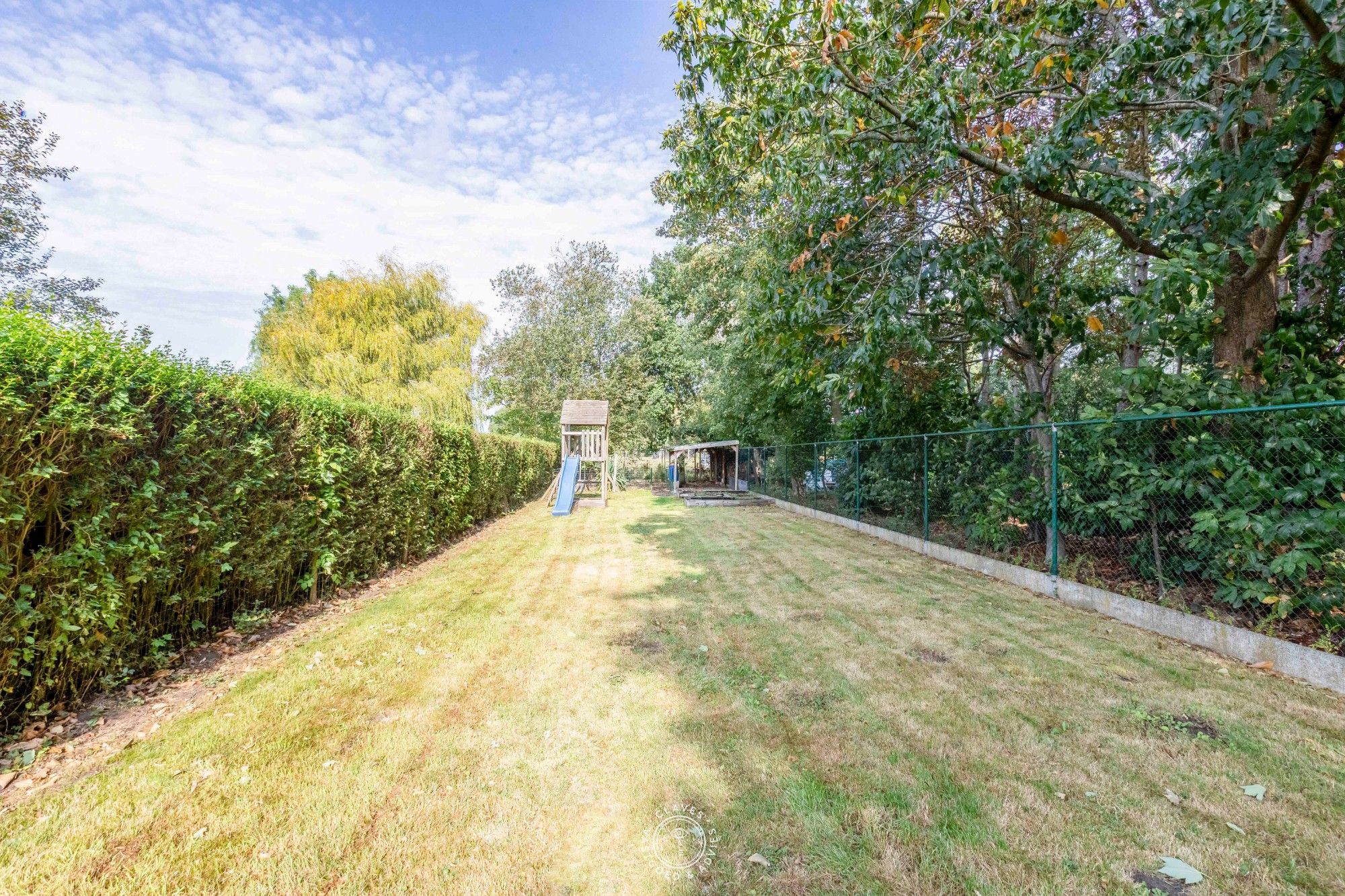 Open bebouwing met ruime garage en fijne tuin met prachtig zicht op de velden foto 2