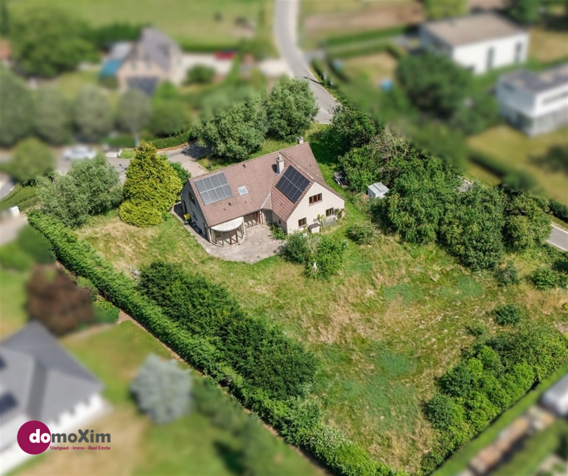 Op te frissen villa met 341 m2 bewoonbare oppervlakte ! foto {{pictureIndex}}