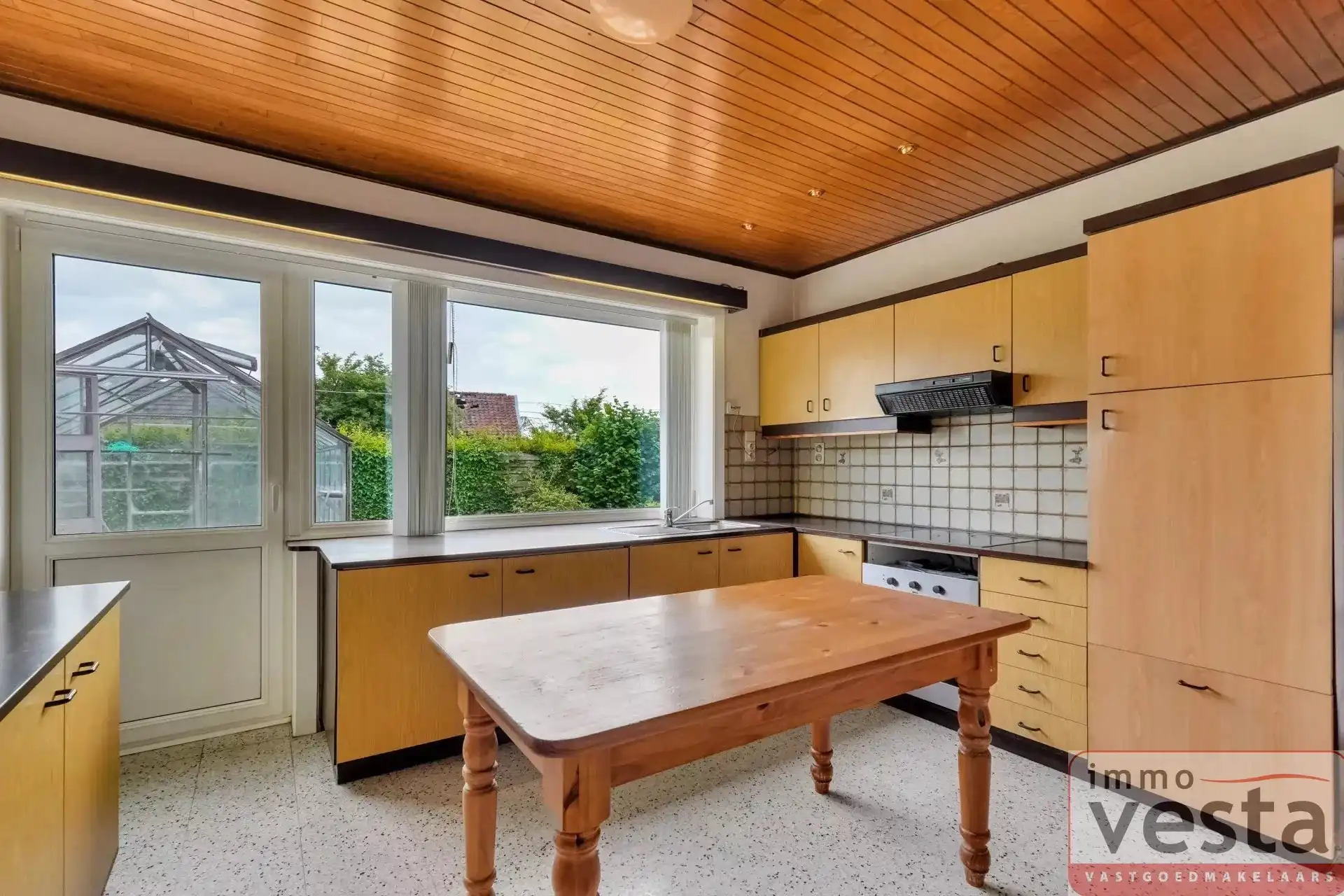 Bungalow met vier slaapkamers, inpandige garage en ruime tuin in Kortessem foto 9