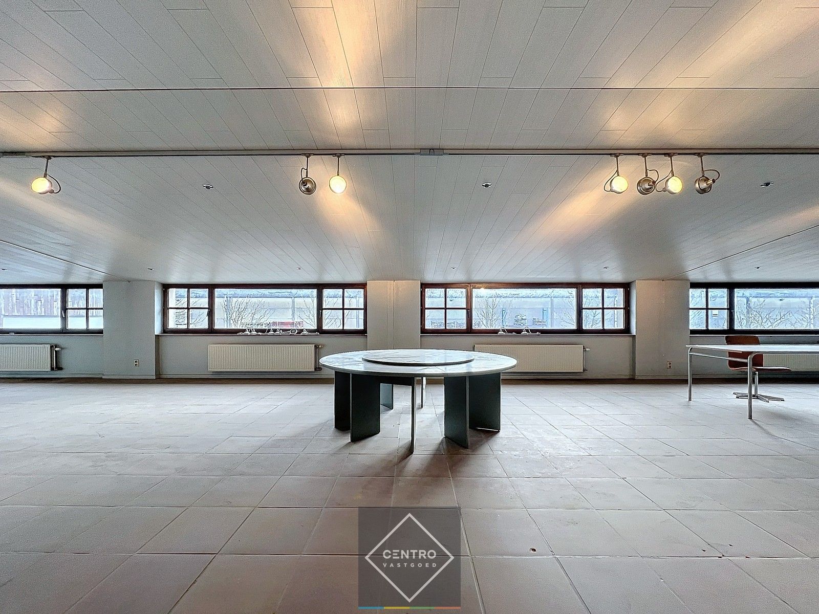 Instapklaar BEDRIJFSGEBOUW bestaande uit een geïsoleerd MAGAZIJN (± 2.935m²) met KANTOORGEBOUW (± 305m²). Ruim verhard buitenterrein én 2 rolbruggen. Op industriezone te Houthulst. foto 42
