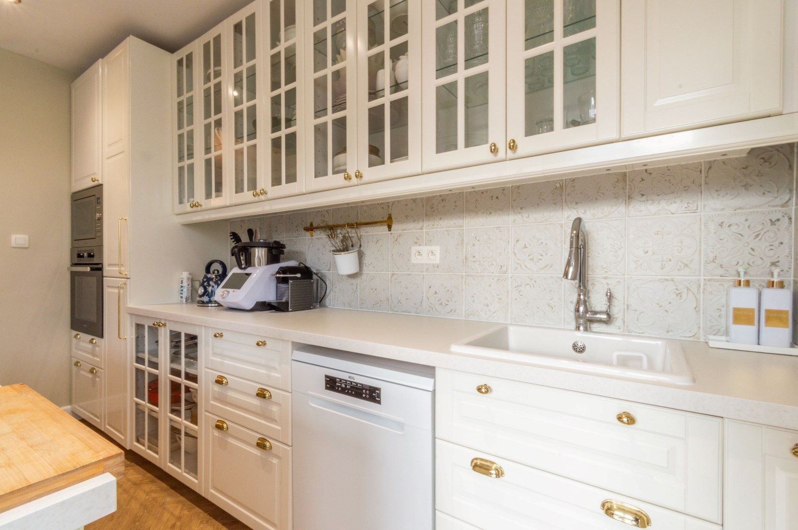 Ruime en gerenoveerde woning met 4 slaapkamers + garage! foto 8