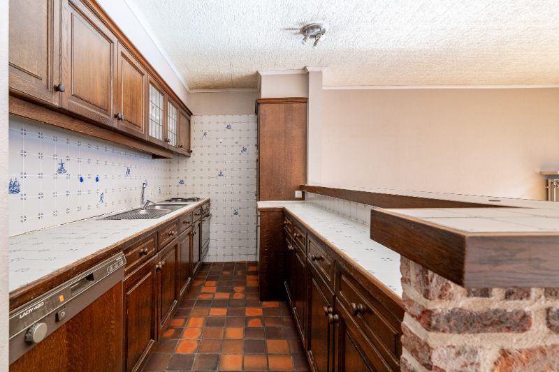 Op te knappen appartement met 3 slpks en afgesloten garage. foto 6