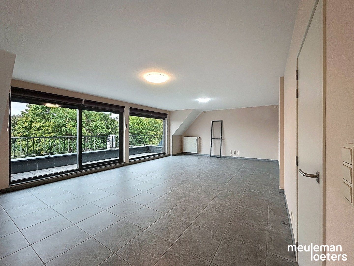 Zeer ruim appartement met terras foto 3