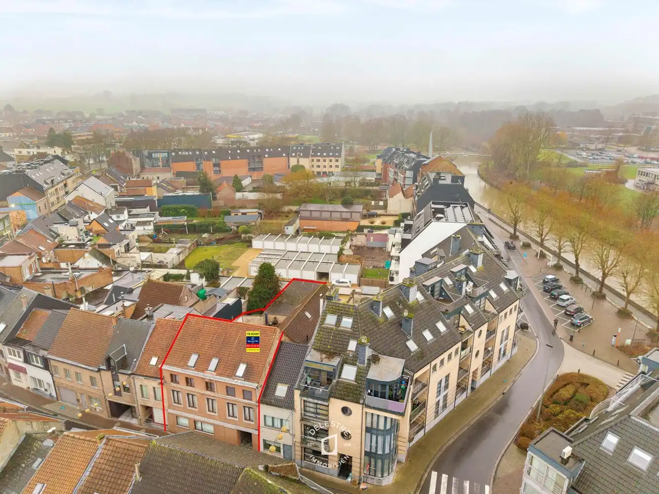 Kwalitatief verhuurde investeringseigendom 5 APP. EN 5 GARAGES in het centrum van Ninove foto {{pictureIndex}}