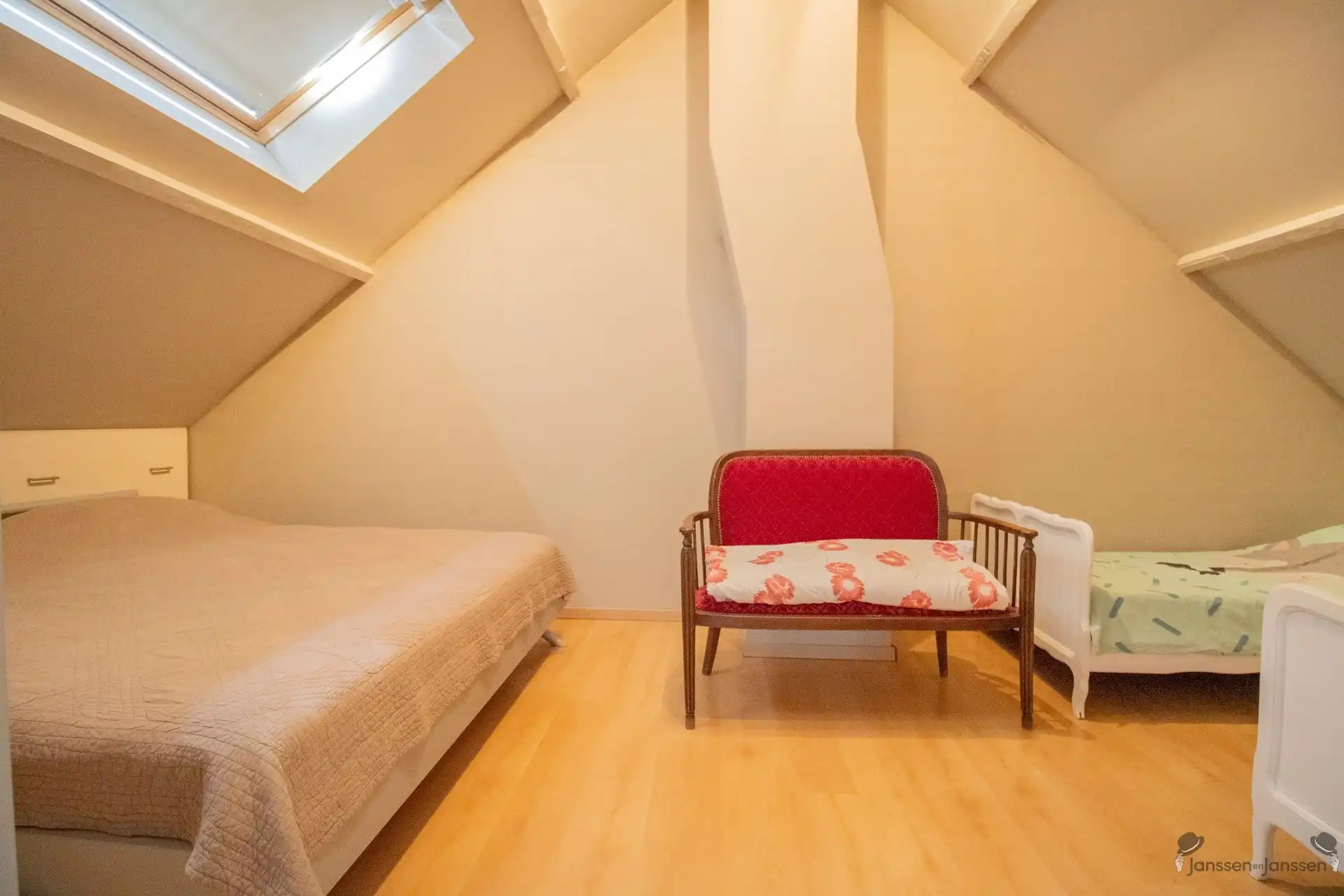 Ruime woning met min. 3 slaapkamers, polyvalente zolderruimte van 60 m² en zwembad foto 13