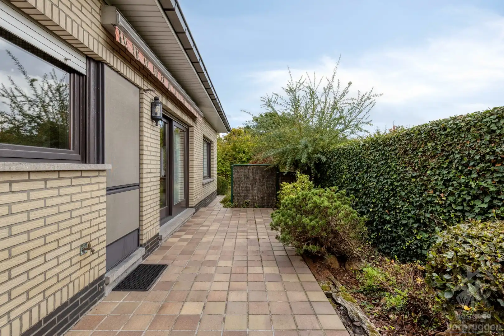 Ruime bungalow met 3 slaapkamers, bureau en dubbele garage foto 18