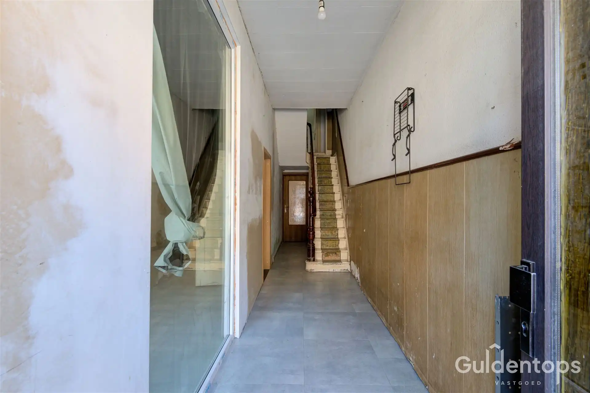 Te renoveren gezinswoning met 3 slaapkamers en grote tuin. foto 2