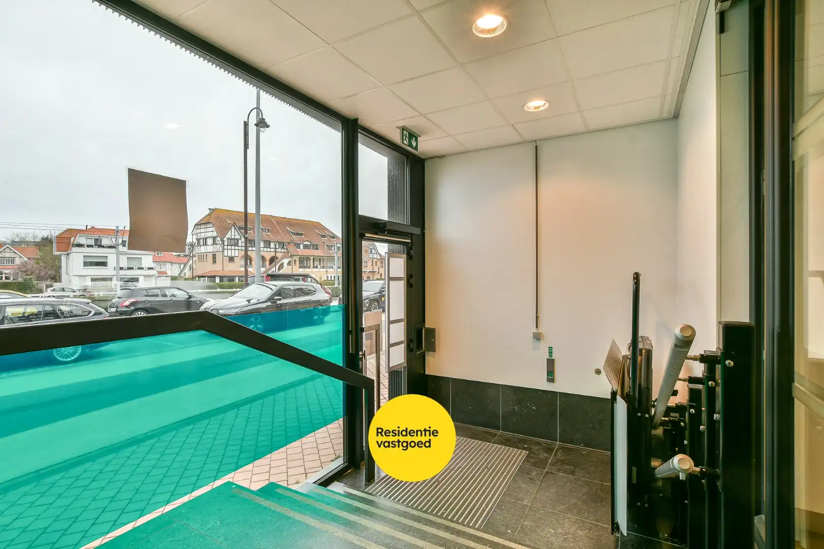 Uniek handelspand (voormalig bankkantoor) met veel mogelijkheden in centrum De Haan foto 6