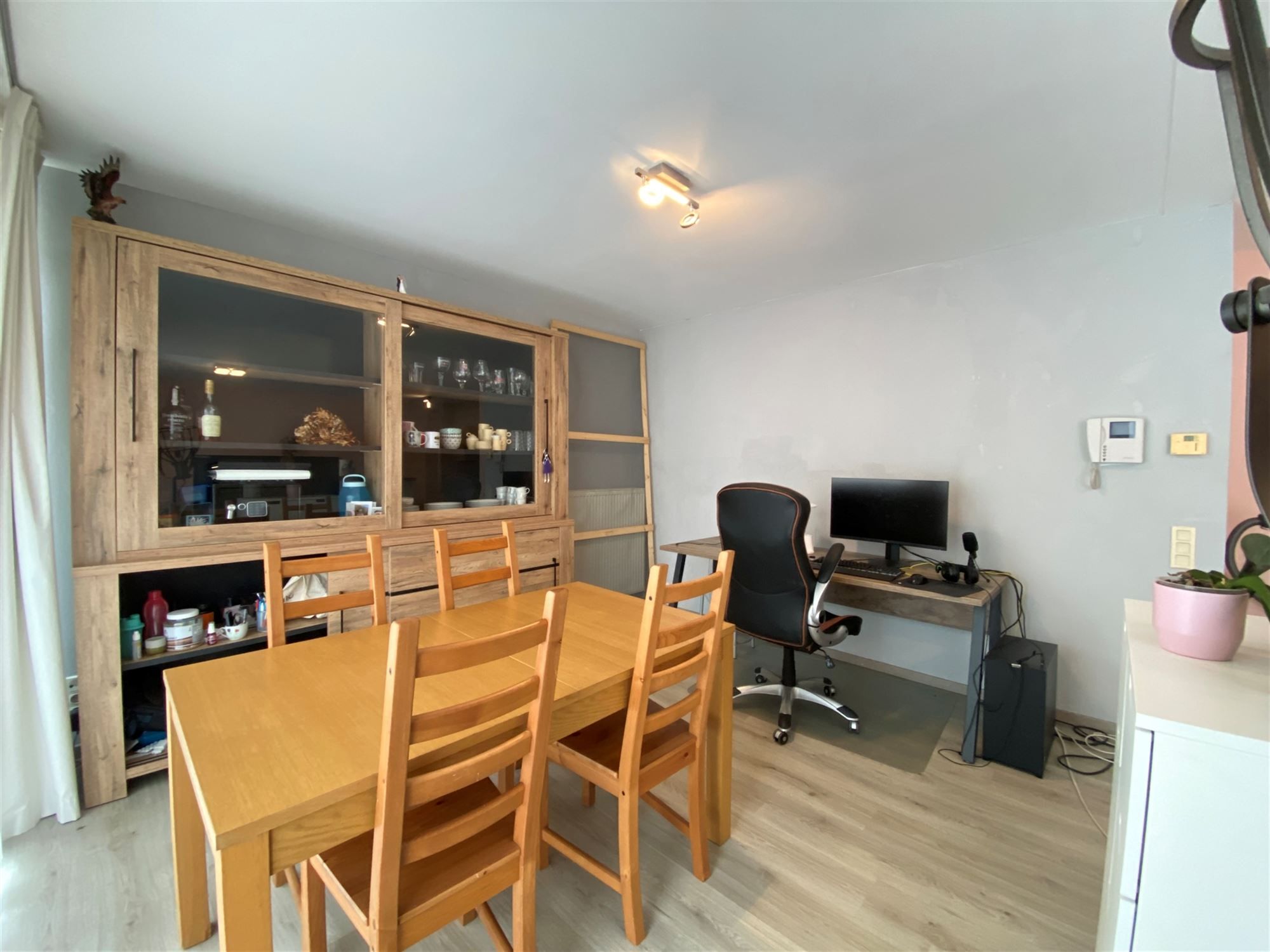 2 slaapkamer-appartement met terras en garage, gelegen in het centrum van Oosteeklo foto 6