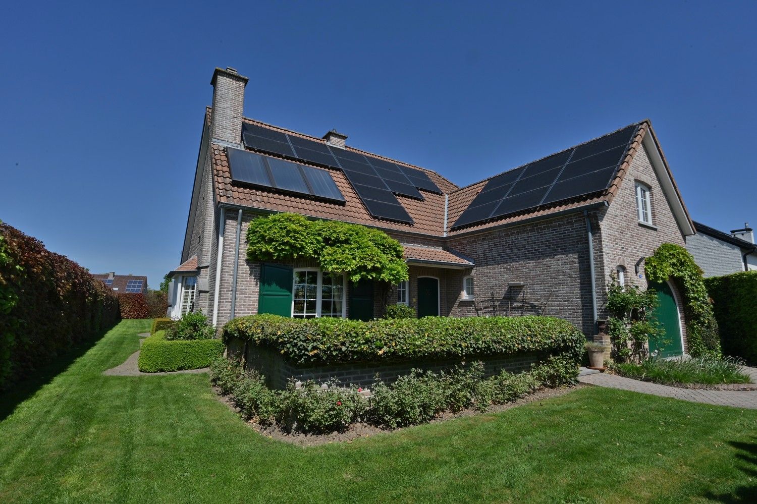 Sfeervolle, royale woning met zonnepanelen, rustige gelegen in geliefde woonomgeving te Lanaken foto {{pictureIndex}}