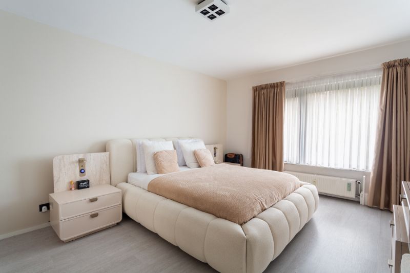 Ruim en lumineus, instapklaar 2 slpk. app. met terras en zicht op het groen+P! foto 13