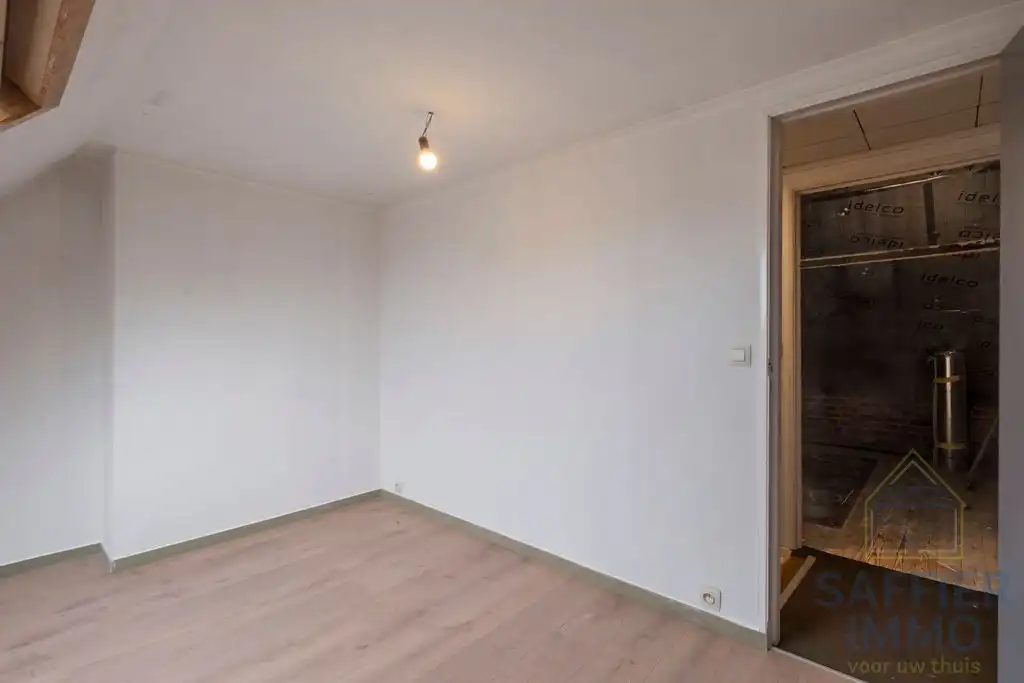 Gerenoveerde woning met zonnepanelen in Harelbeke foto 16