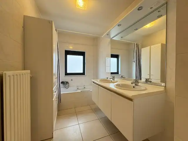 Zeer ruim 2 slpk appartement te huur in Westende dorp! foto 9