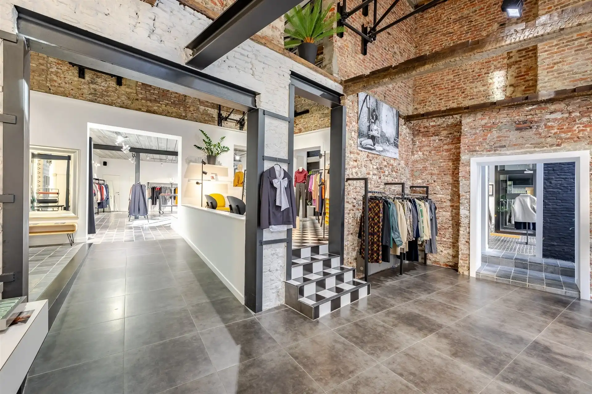 Prachtig winkelpand met duplex op groot perceel foto 2