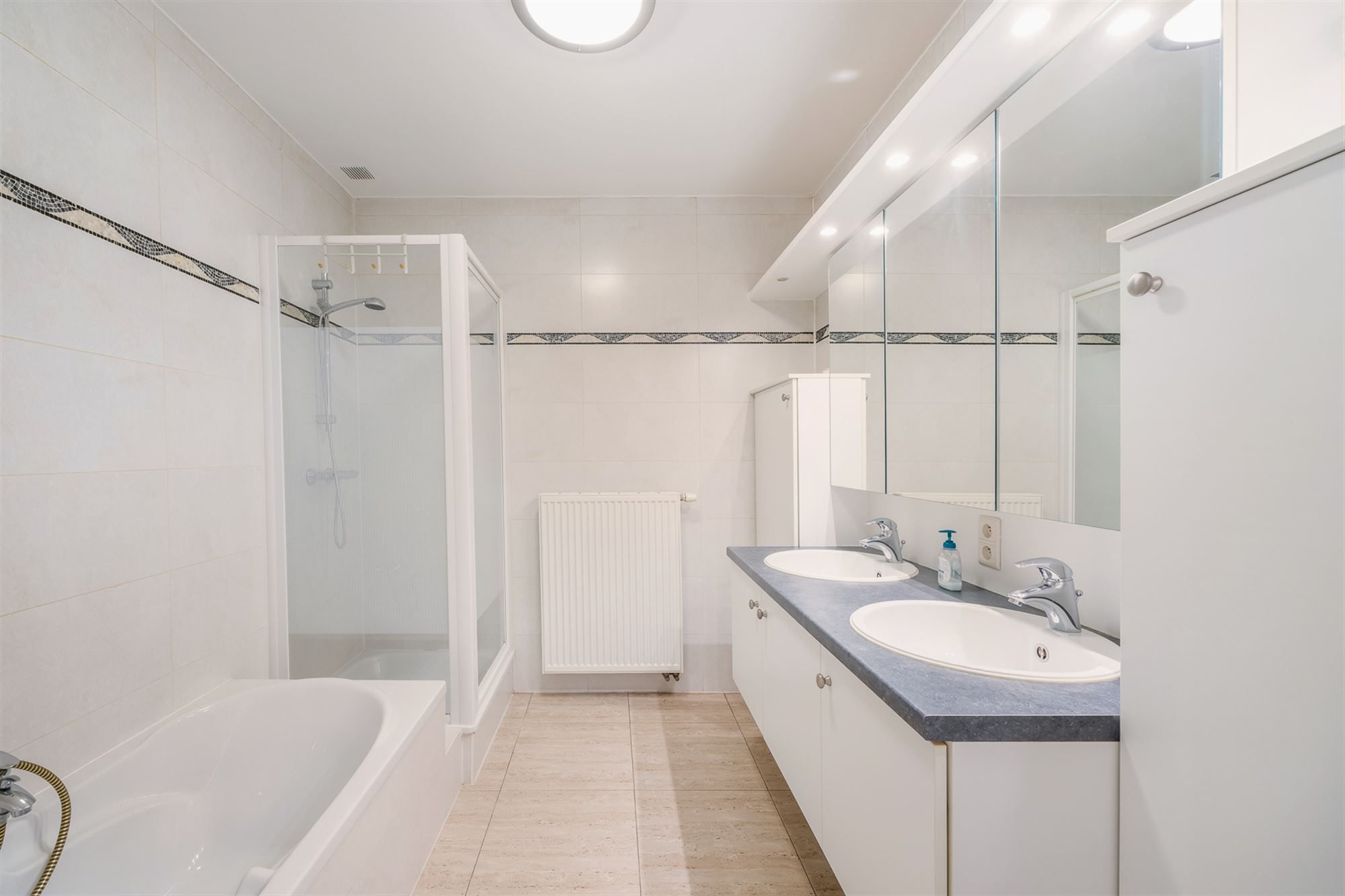 VOLLEDIG INSTAPKLAAR GELIJKVLOERS APPARTEMENT (145M²) MET 2 SLAAPKAMERS, INPANDIGE GARAGE EN TUIN/KOER TE BERINGEN-CENTRUM foto 12