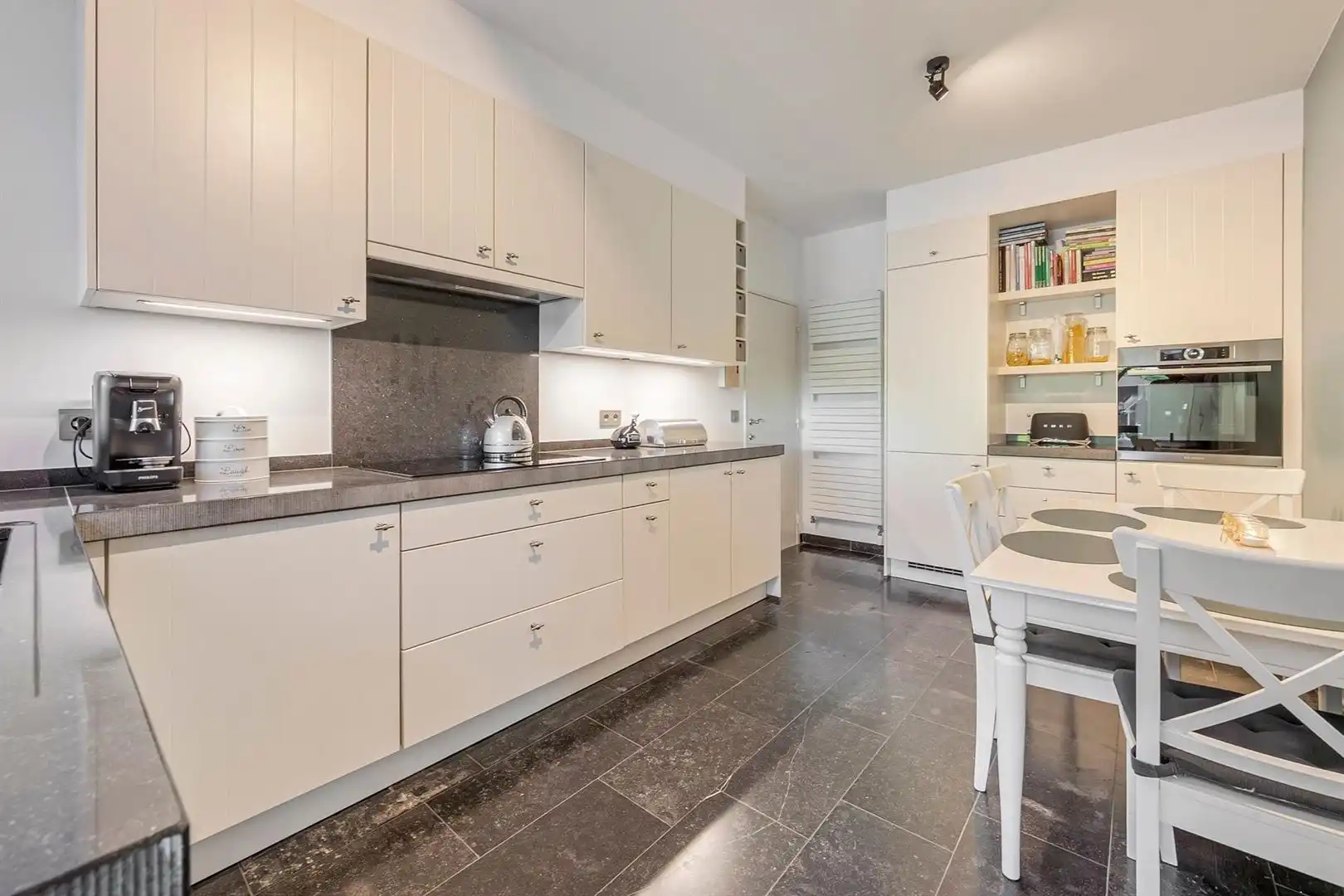 Statige woning met zwembad en 5 slaapkamers foto 12