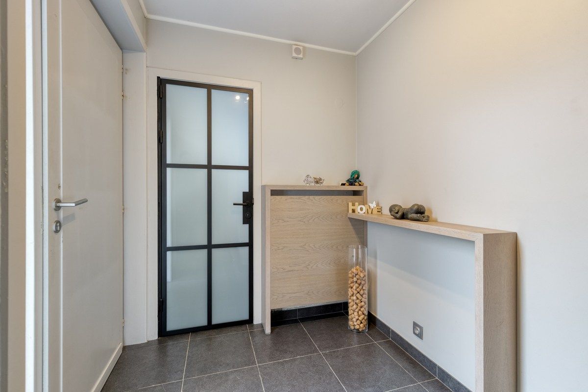 Energiezuinige halfopen bebouwing met 4 slaapkamers en 2 garages! foto 3