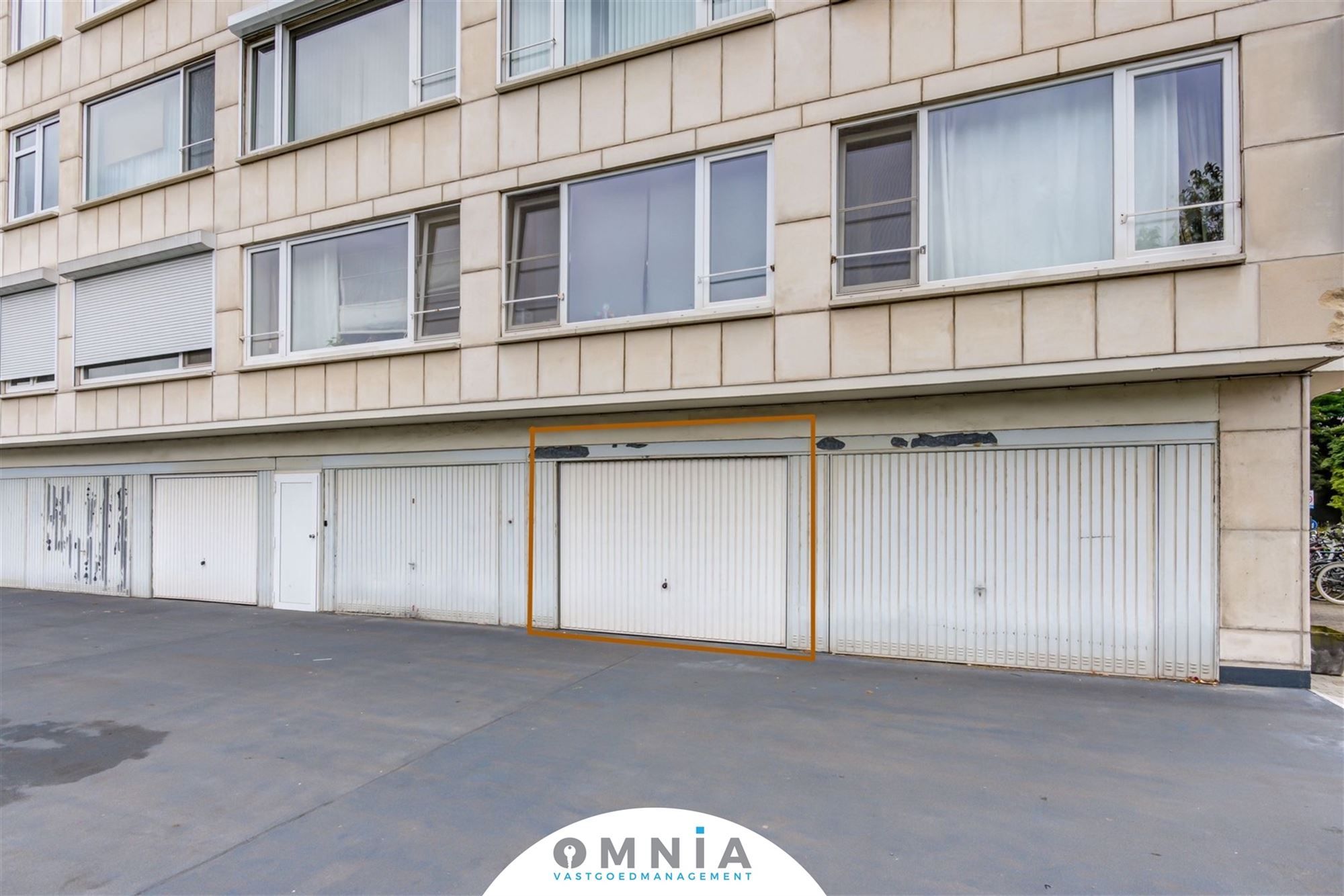 Garagebox met sectionaalpoort foto 2