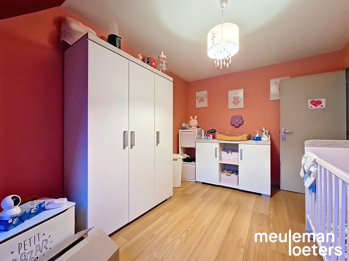 Ruime woning met drie slaapkamers, tuin en garage foto 4