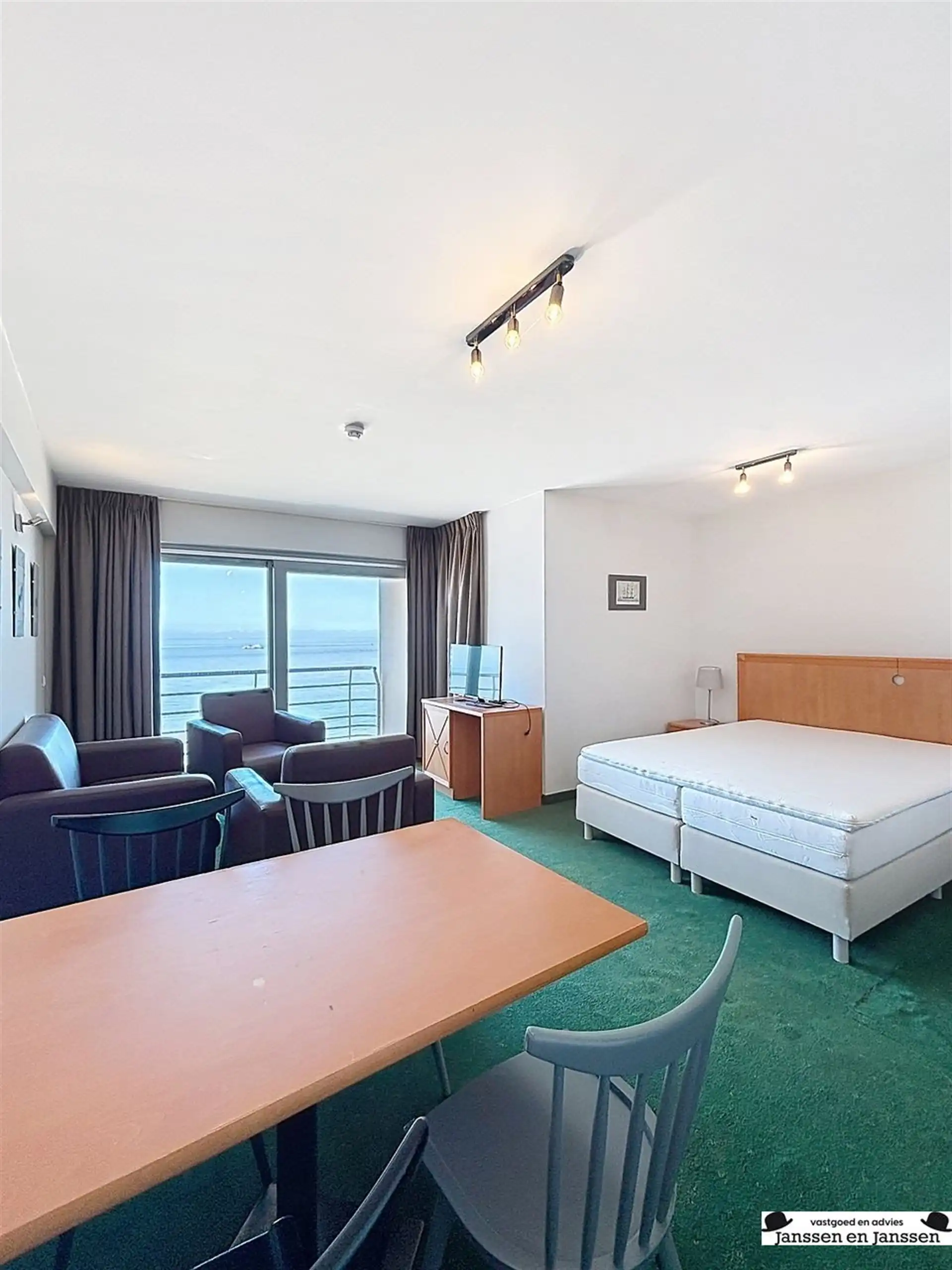 Appartement met frontaal zeezicht op de dijk in Blankenberge foto 3