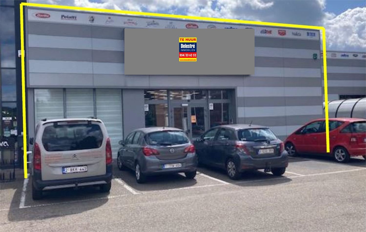 MODERNE BAANWINKEL MET PARKING foto {{pictureIndex}}