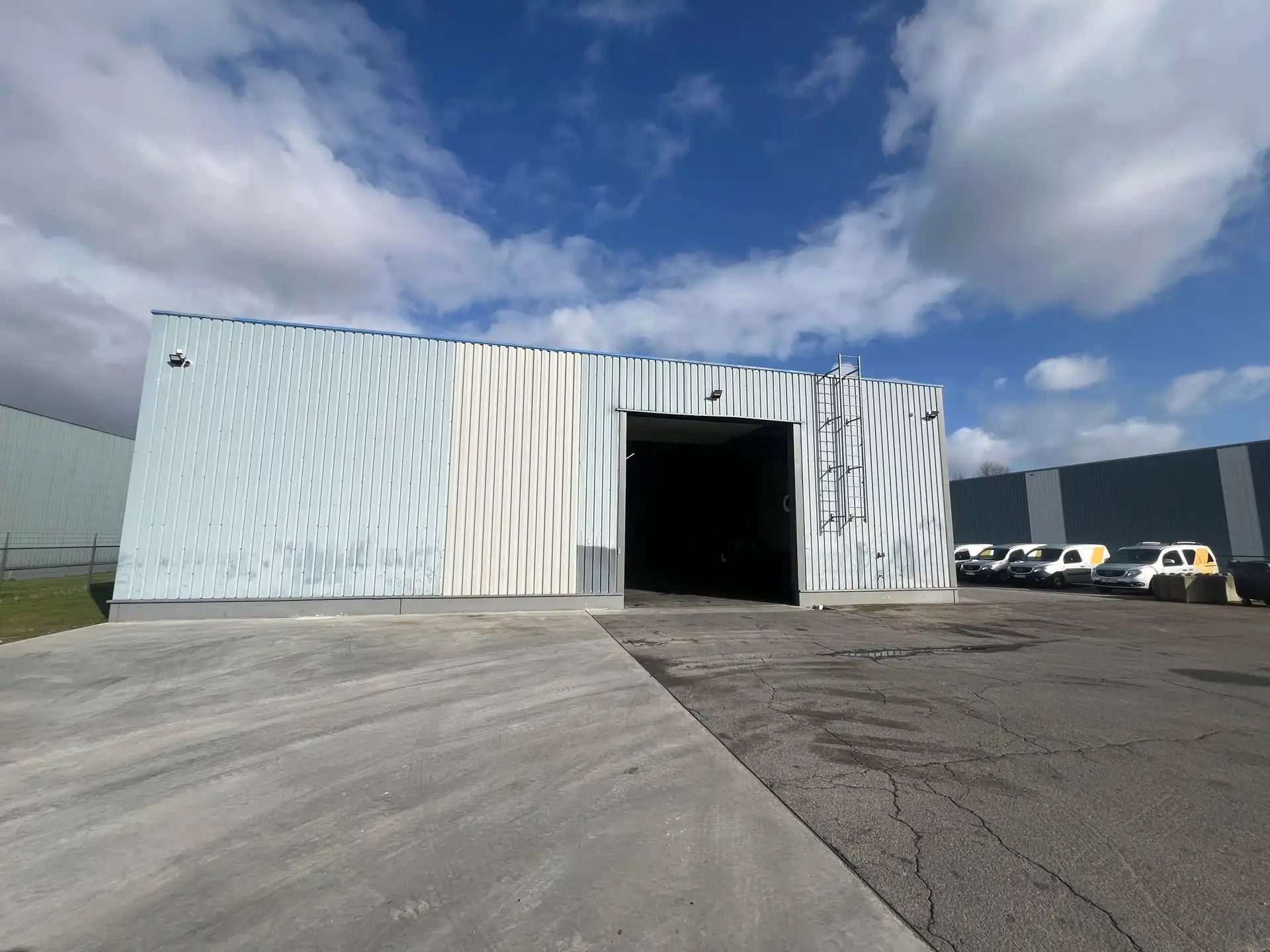 Bedrijfsgebouw met verhard buitenterrein         foto 11