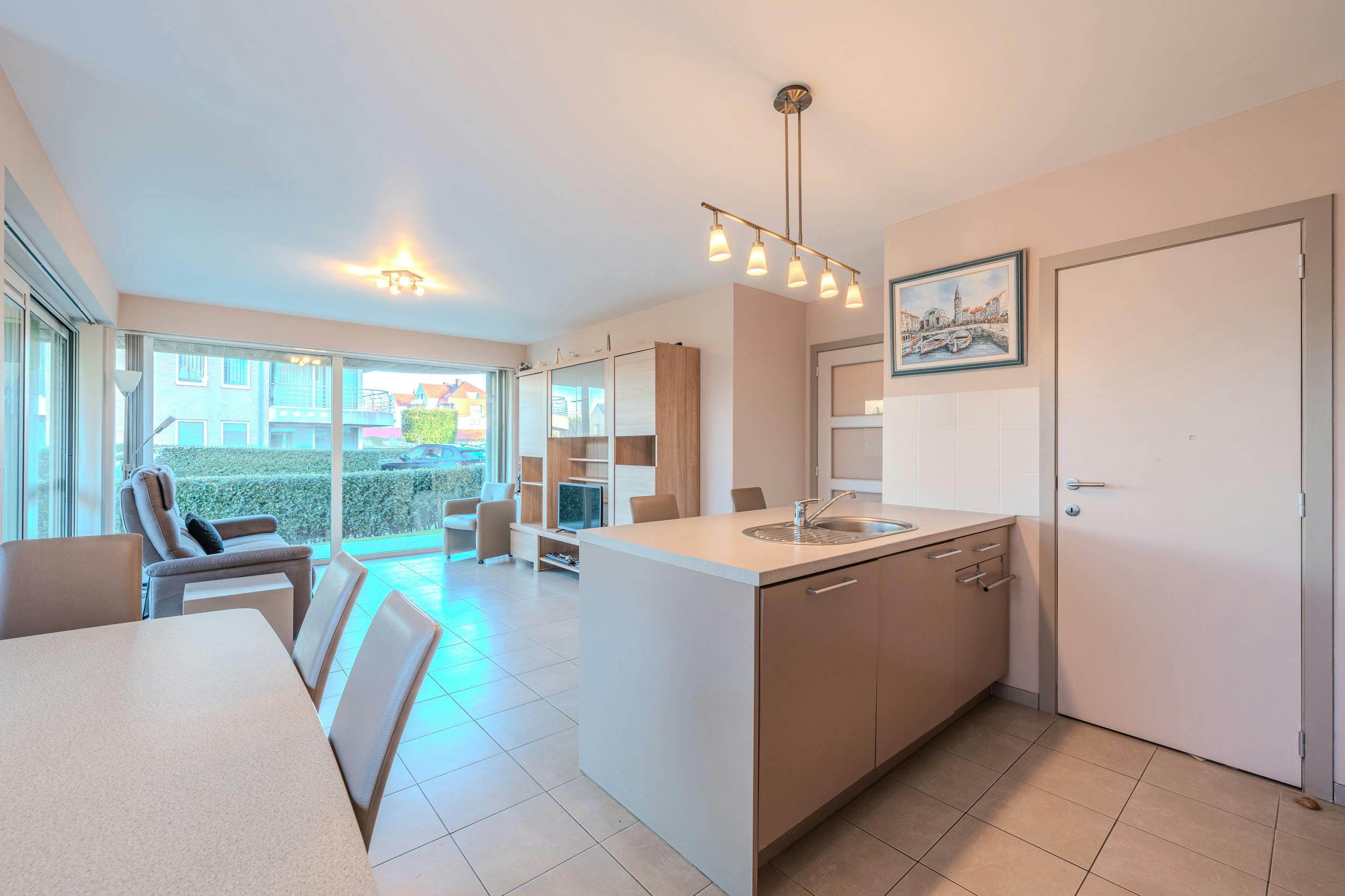 Ruim twee slaapkamer appartement met zongerichte tuin! foto 6