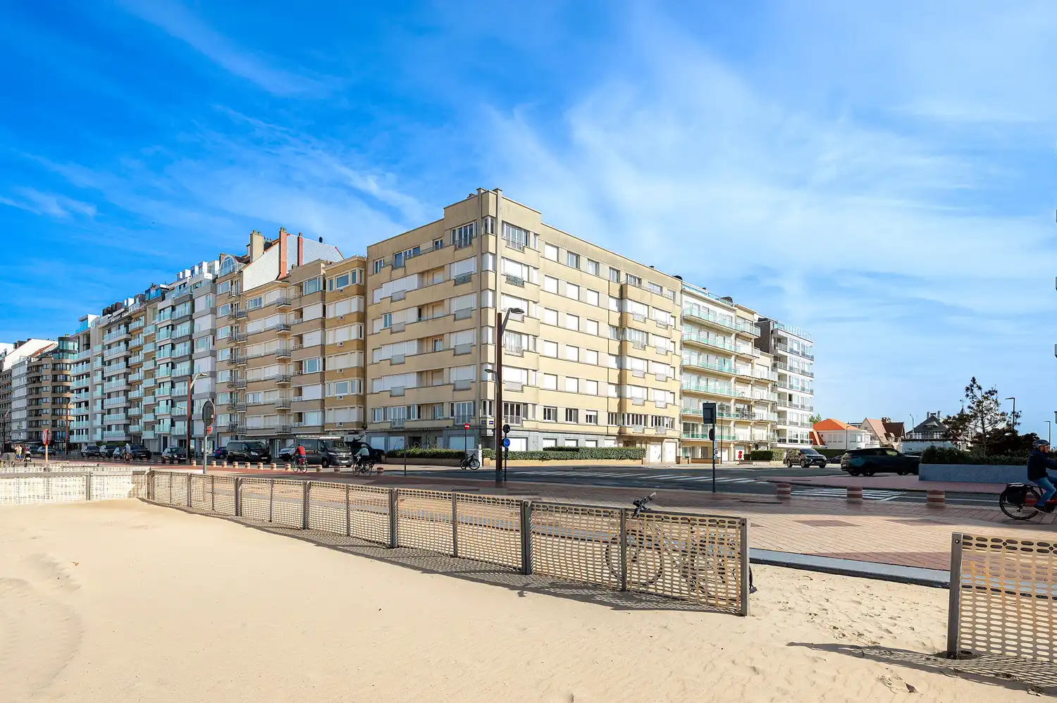 Stijlvol appartement op een mooie ligging in de Meerlaan, genietend van een aangenaam zijdelings uitzicht op zee en het Albertstrand. foto 2