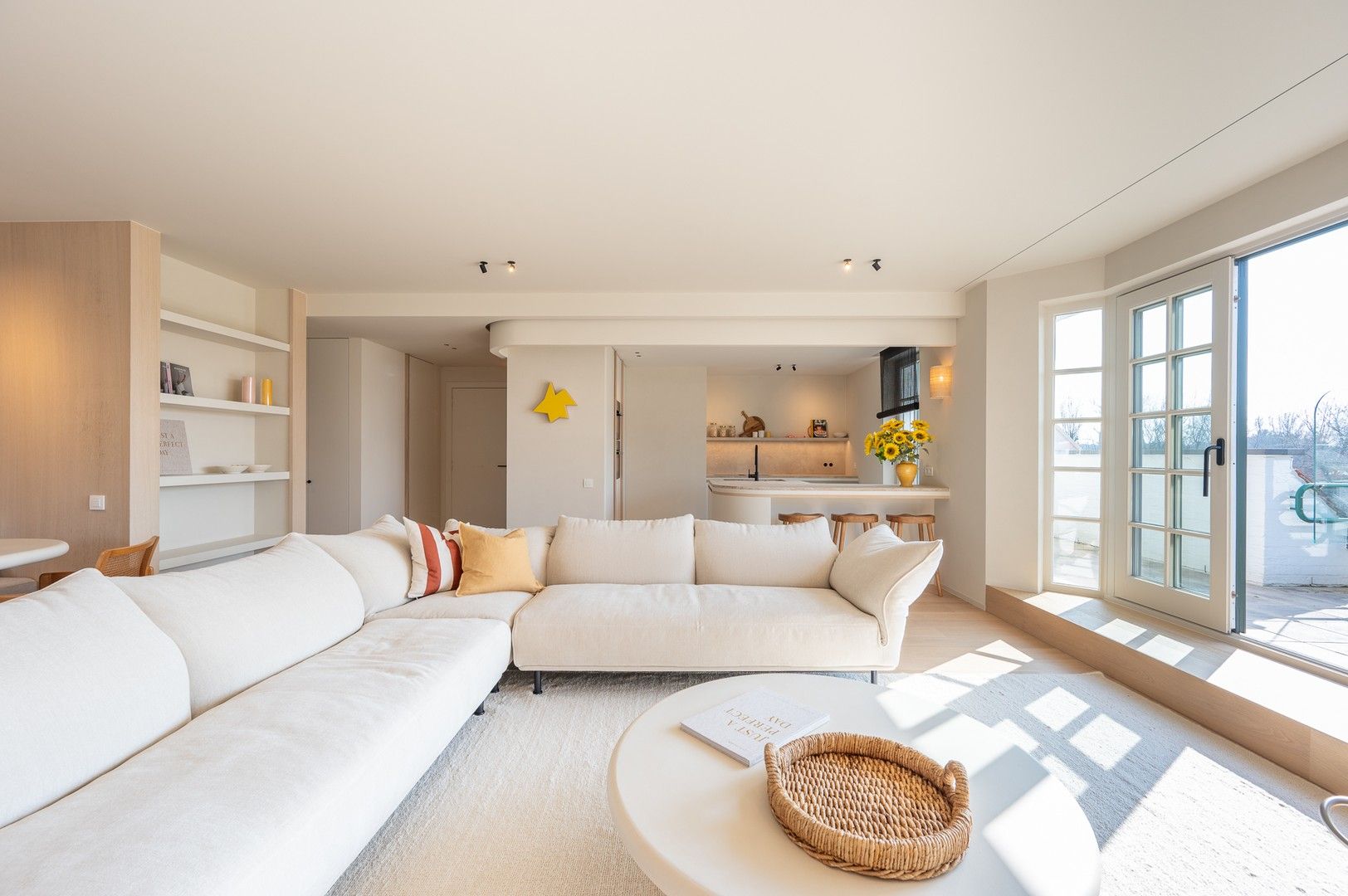 High-end gerenoveerd hoekappartement in het prestigieuze domein Tennis Gardens, vlakbij het strand en de zee. foto {{pictureIndex}}