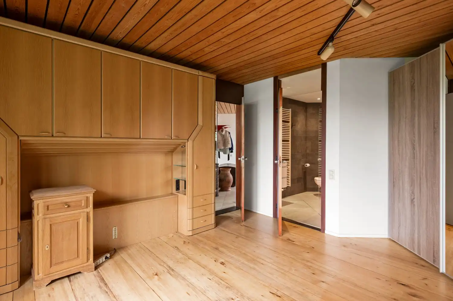 Open bebouwing met 4 slaapkamers, 2 badkamers en tuin in Borsbeek! foto 6