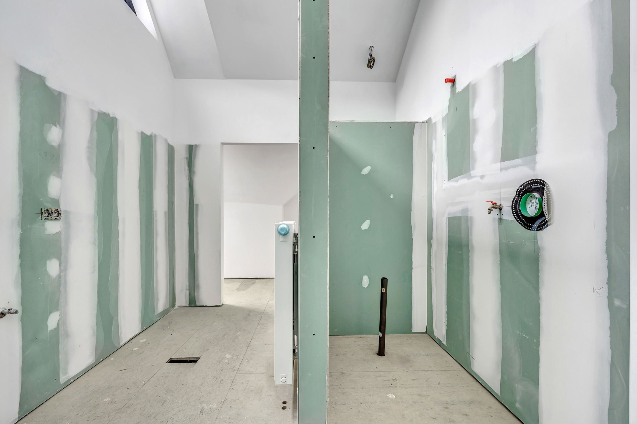 Goed gelegen opslagplaats met ruim af te werken appartement foto 16