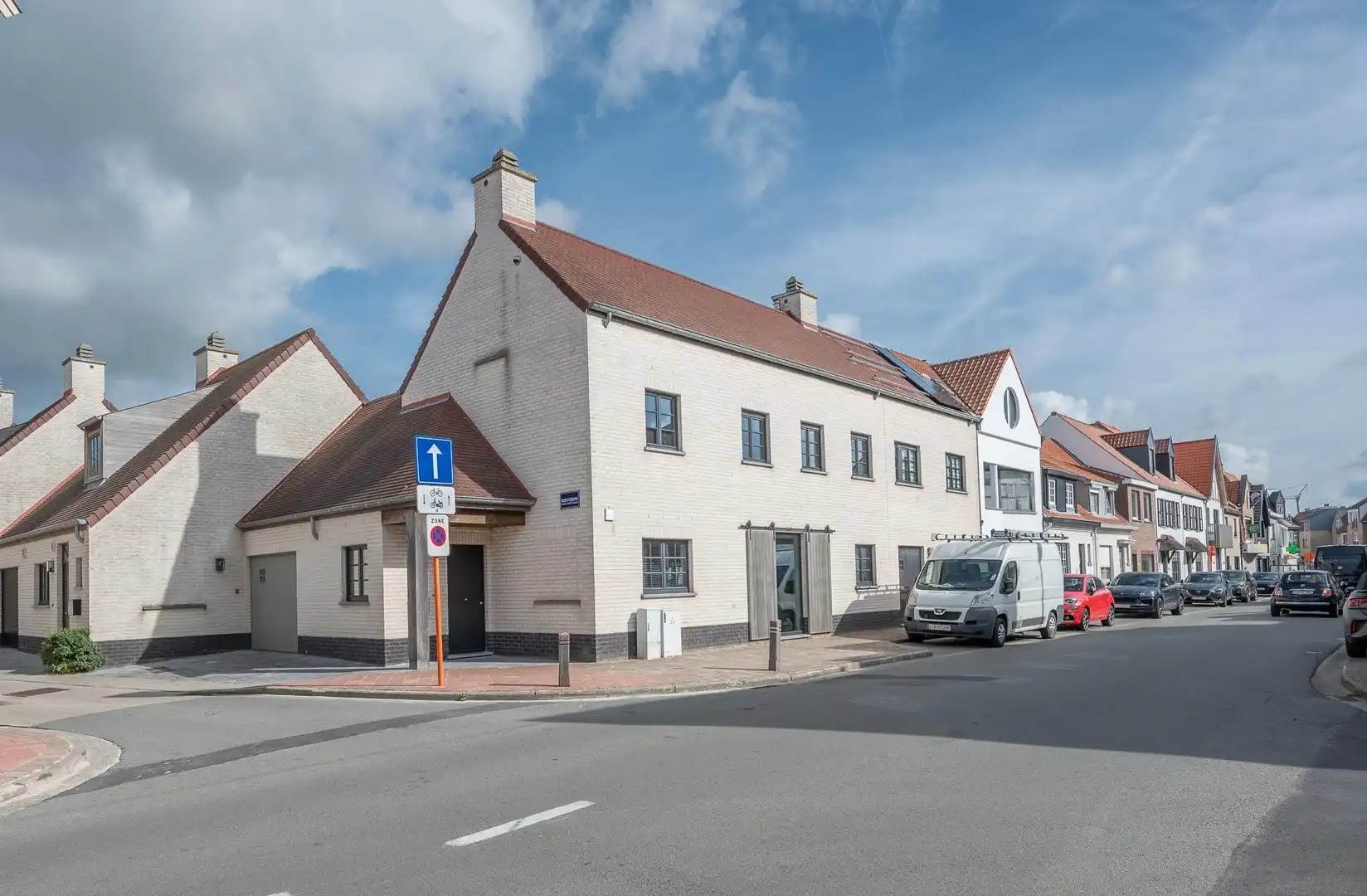 Ruime, recente hoekwoning gelegen vlakbij de groentenmarkt en het Keuvelhoekplein. foto 7