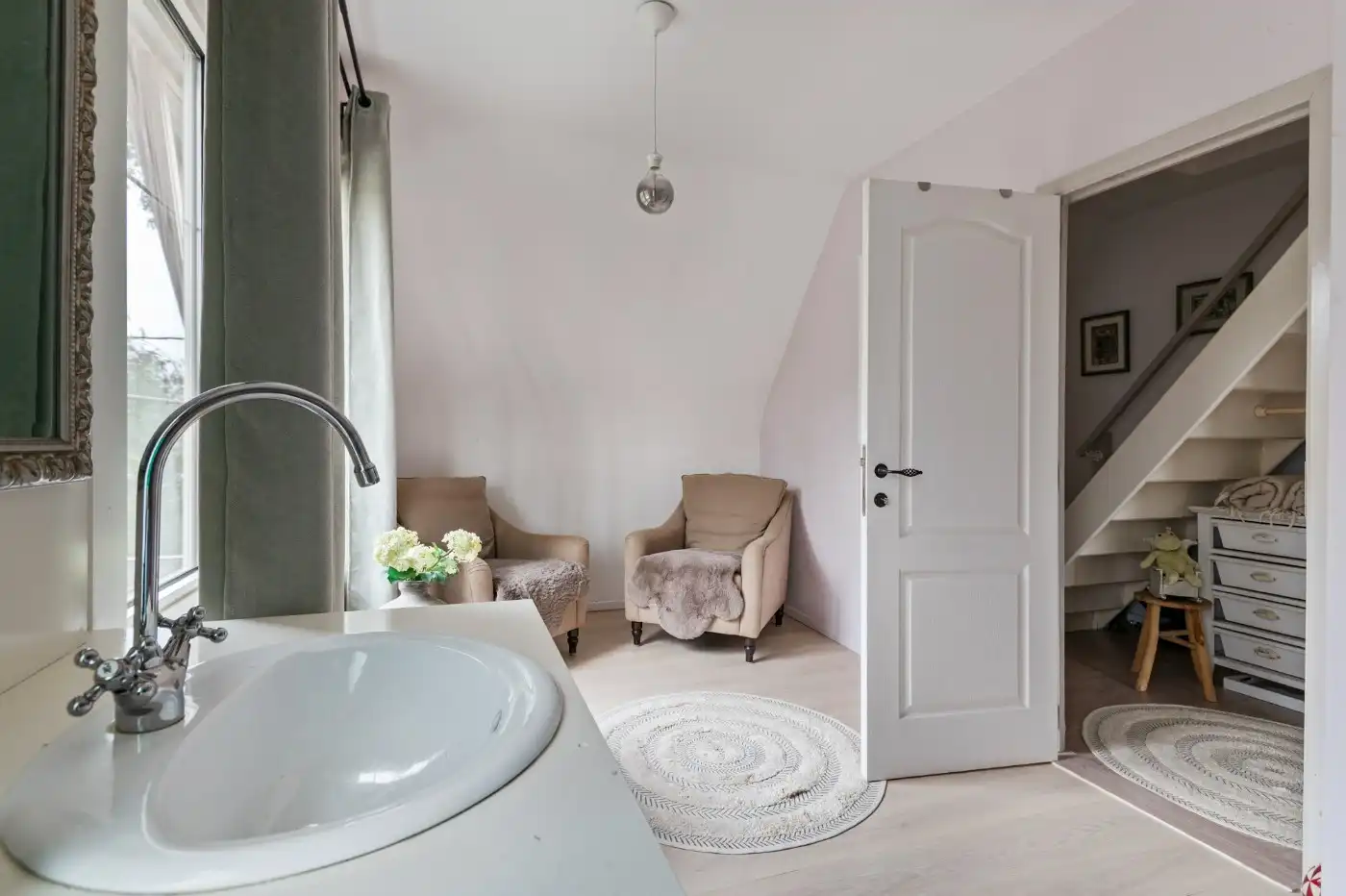 Ruime, instapklare, vrijstaande woning met 5 slpk., grote tuin en praktijkruimte foto 19