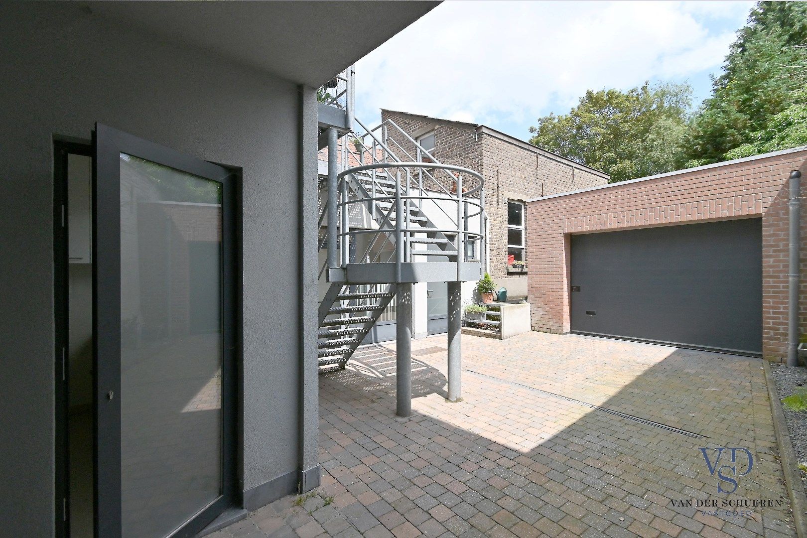 Commercieel gelijkvloers met ruime duplex en tuin. foto 17