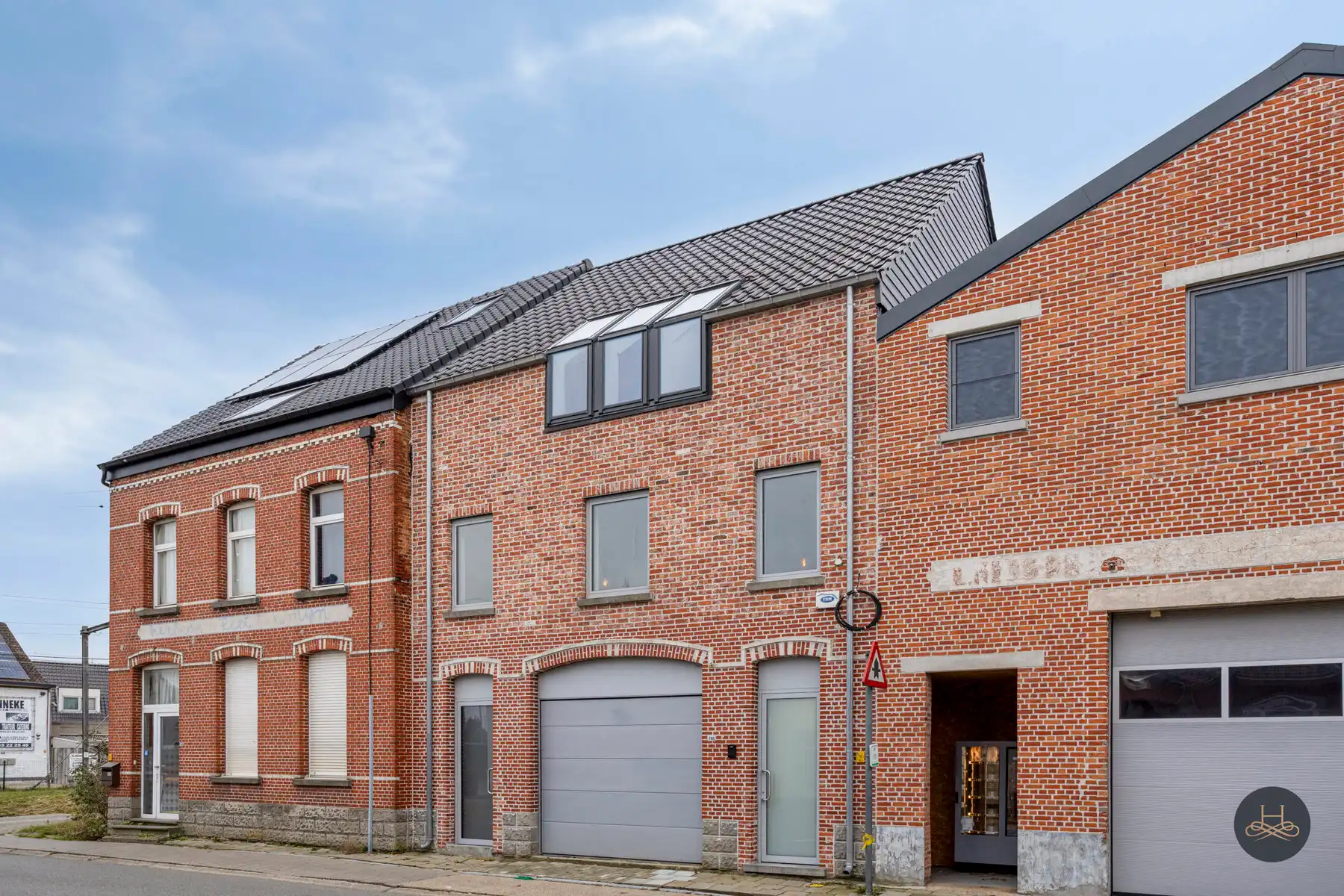 Uniek pand met ruime loods en instapklare woning foto 2