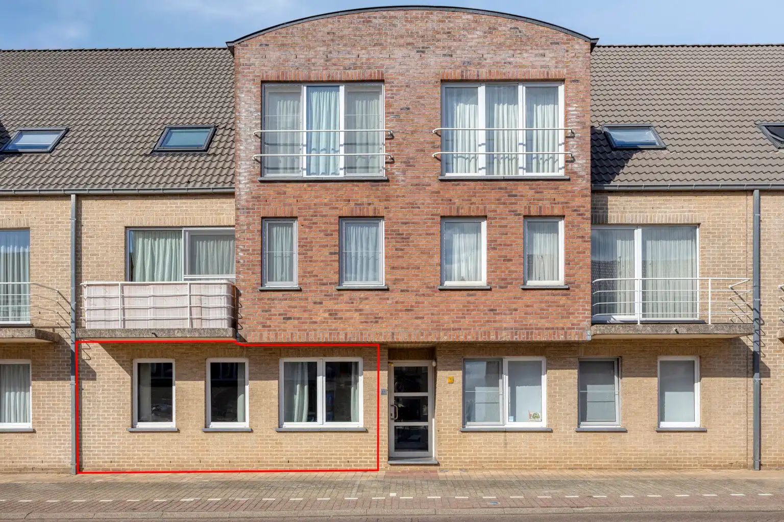 GELIJKVLOERS APPARTEMENT MET 2 SLAAPKAMERS EN GARAGE foto 4