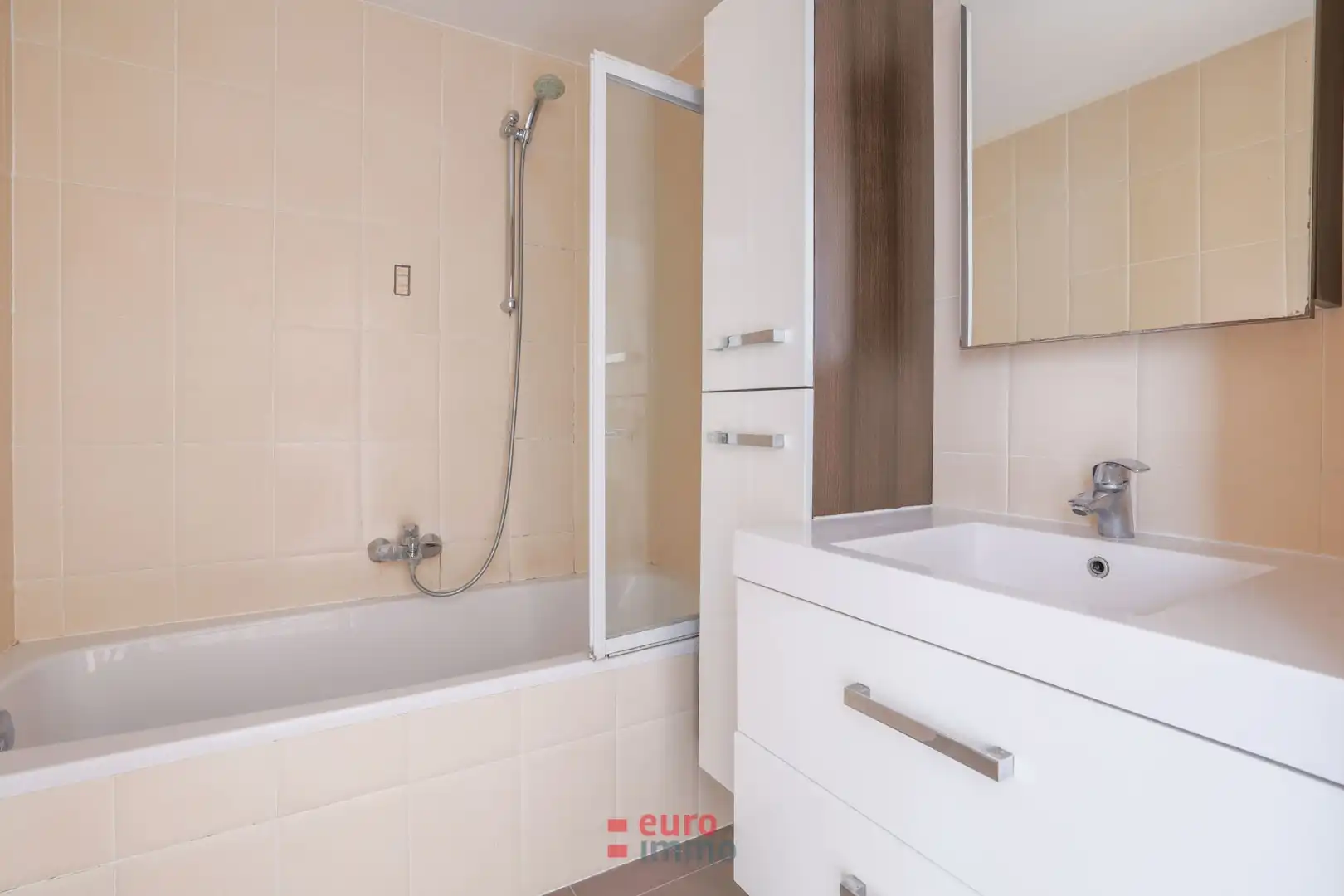 Lichtrijk appartement met 2 slaapkamers in de historische stadskern! foto 9