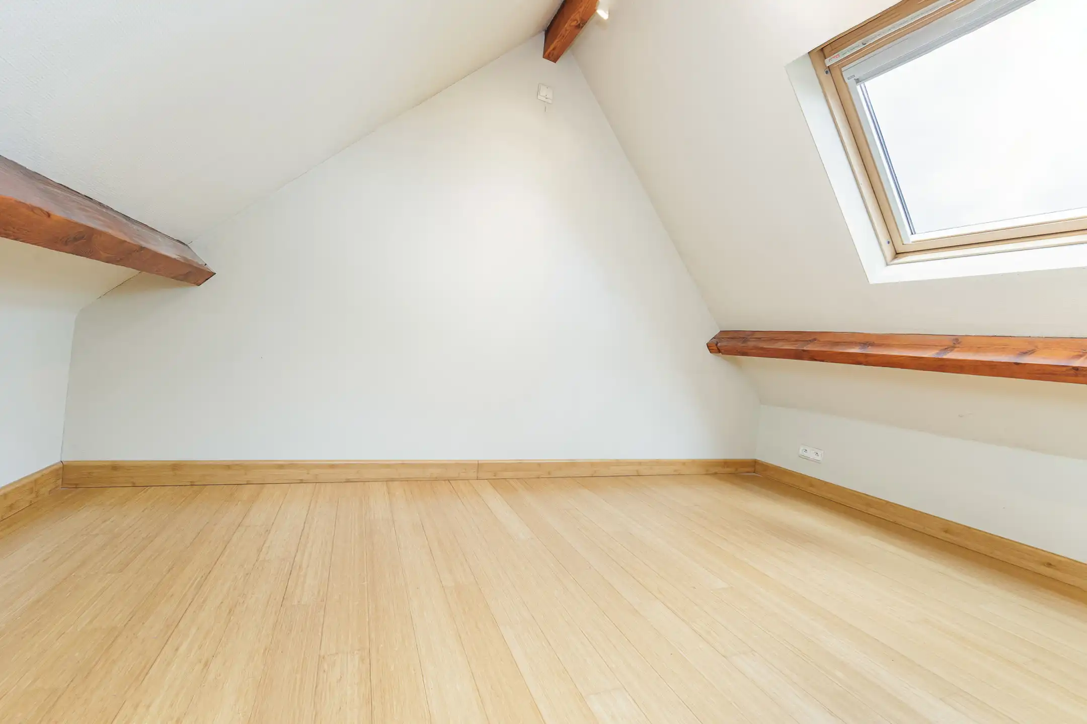 Charmante driegevelwoning met garage foto 12