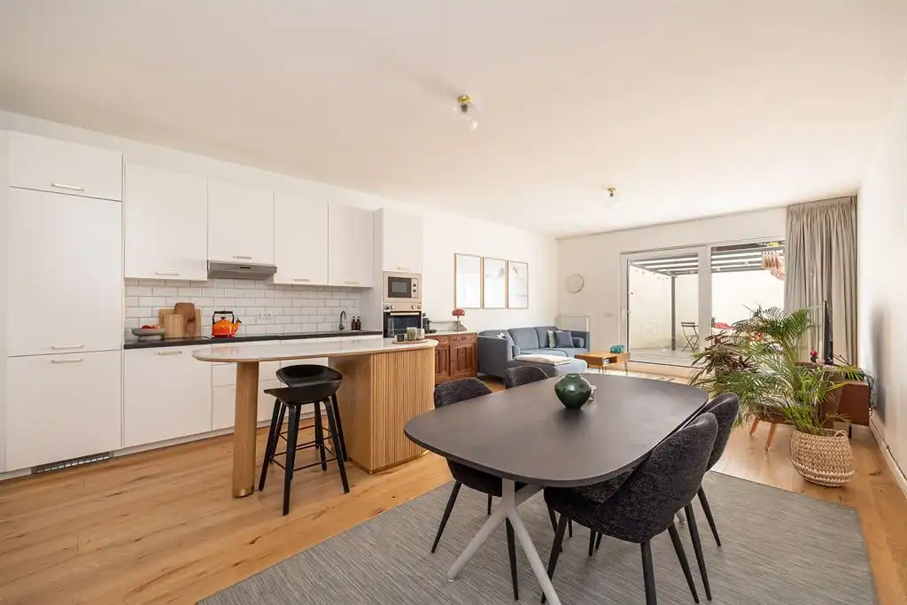 Gerenoveerd gelijkvloers appartement met terras foto 2